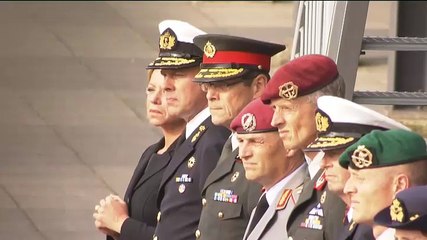 Groningse militairen door erehaag gedragen - RTV Noord