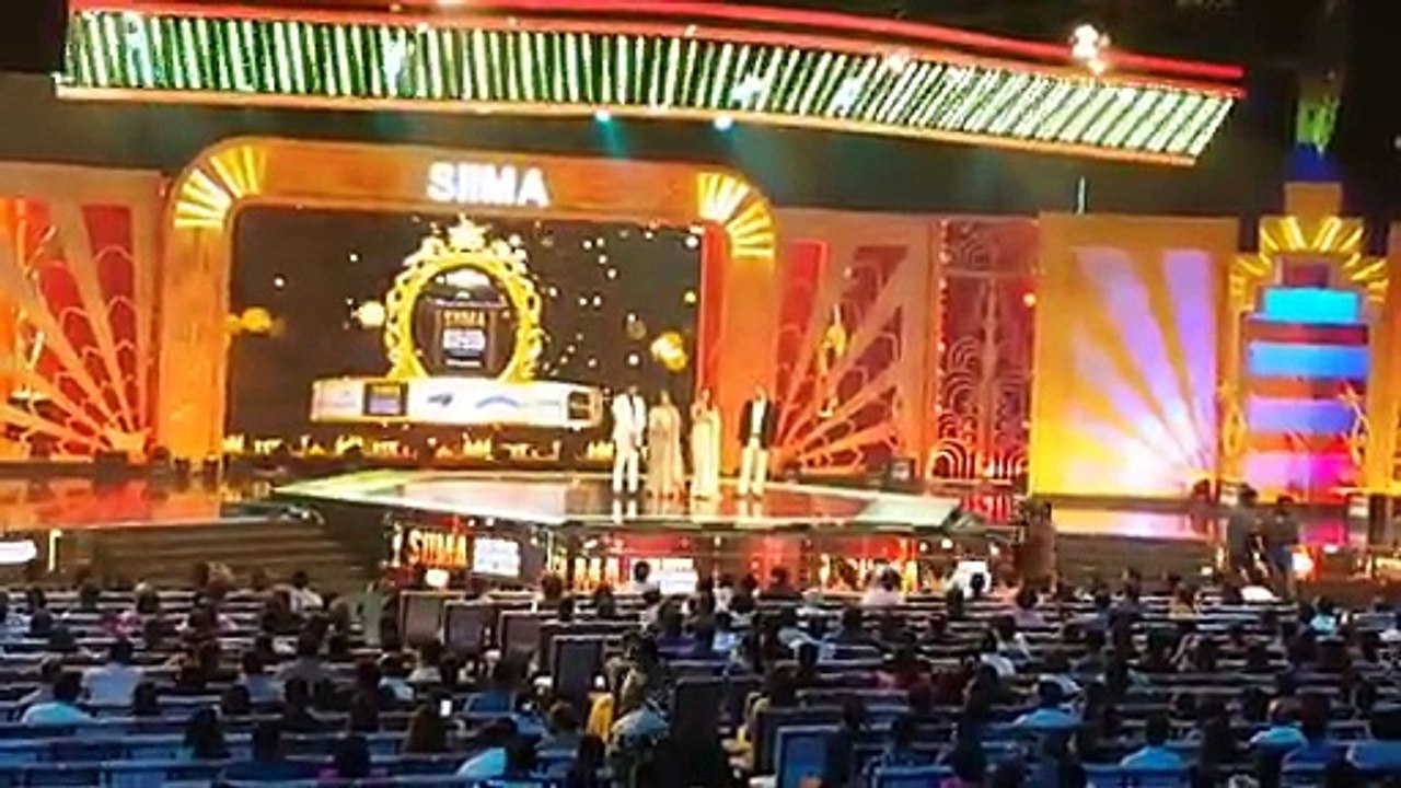 See How Nayanatara Insulted Allu Arjun In SIIMA Awards