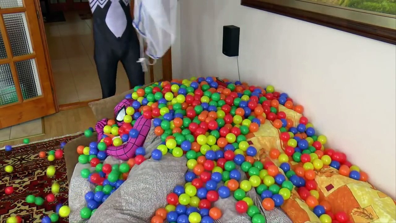 Spiderman and friends Pink and Spiderman Spider-Girl real life against three of the Black Spider-Man