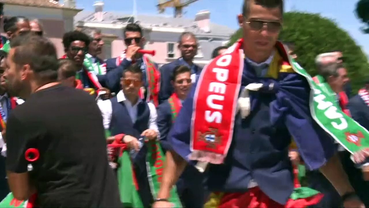 Euro-2016: du palais présidentiel, Ronaldo brandit le trophée