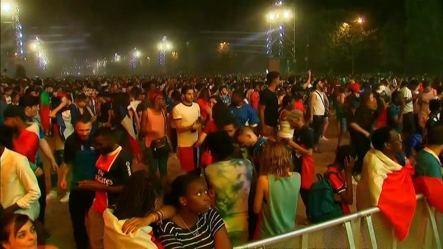 Finale - Un enfant portugais console un supporter français