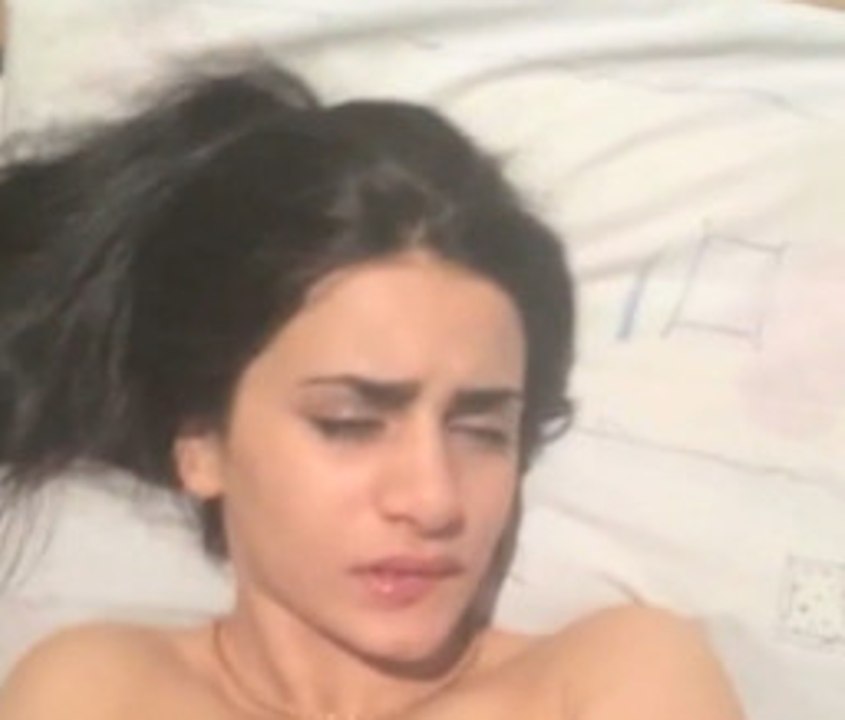 بتفرك فى كسها وتلعب فية ومش مستحملة - video Dailymotion