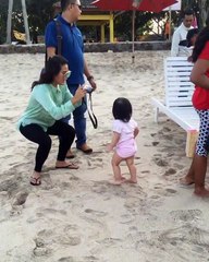 Gaya Arsy Addara di Videoin Kak Aurel Saat Maen di Pantai Tanjung Papuma Jember