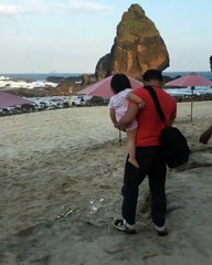 Kompaknya Arsy Addara & Ayah Anang Hermansyah Mau Foto Foto di Tanjung Papuma, Jember