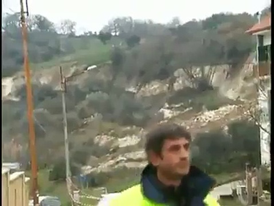 Dekhen kis tarhan pahar ki mitti pani ki tahan behne lagi or sara gaon tabah kar dia