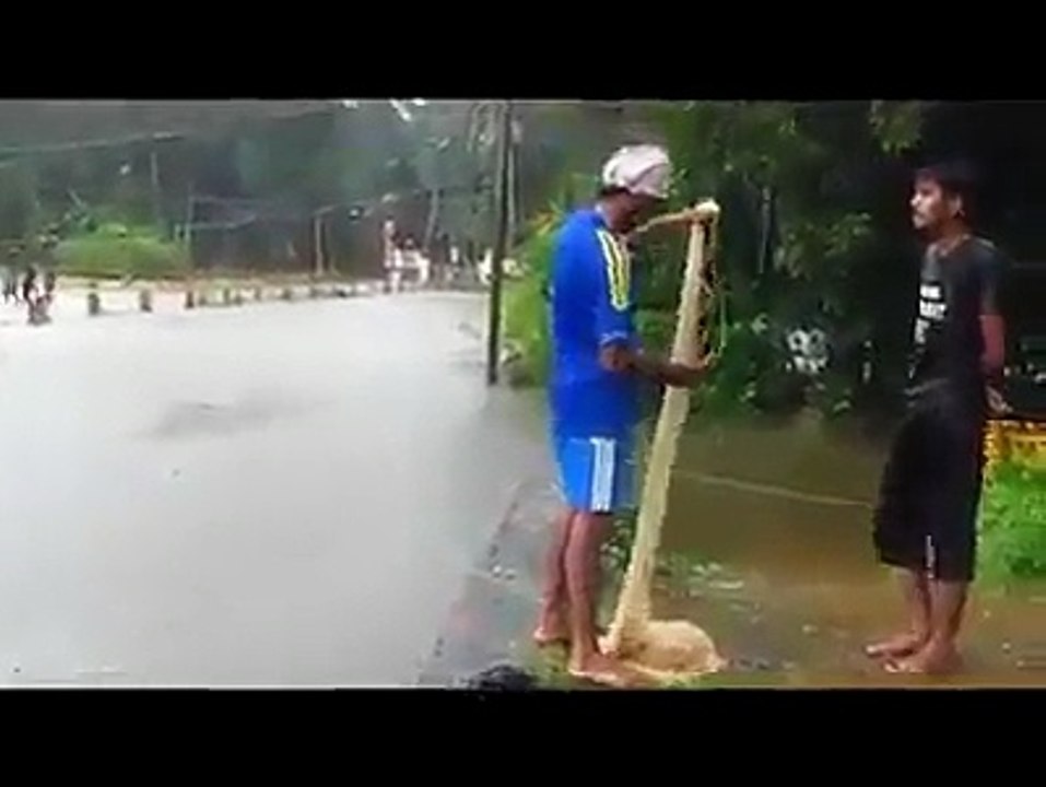 Ye bichara machli pakrte pakrte pani me gir gia phir dekhen is k sath kia hova