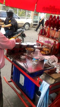 Des abeilles envahissent son stand de glace granité mais ça ne le gène pas plus que ça!