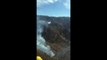 Un avion bombardier d'eau lache essaie d'eteindre un incendie à Santa Clarita
