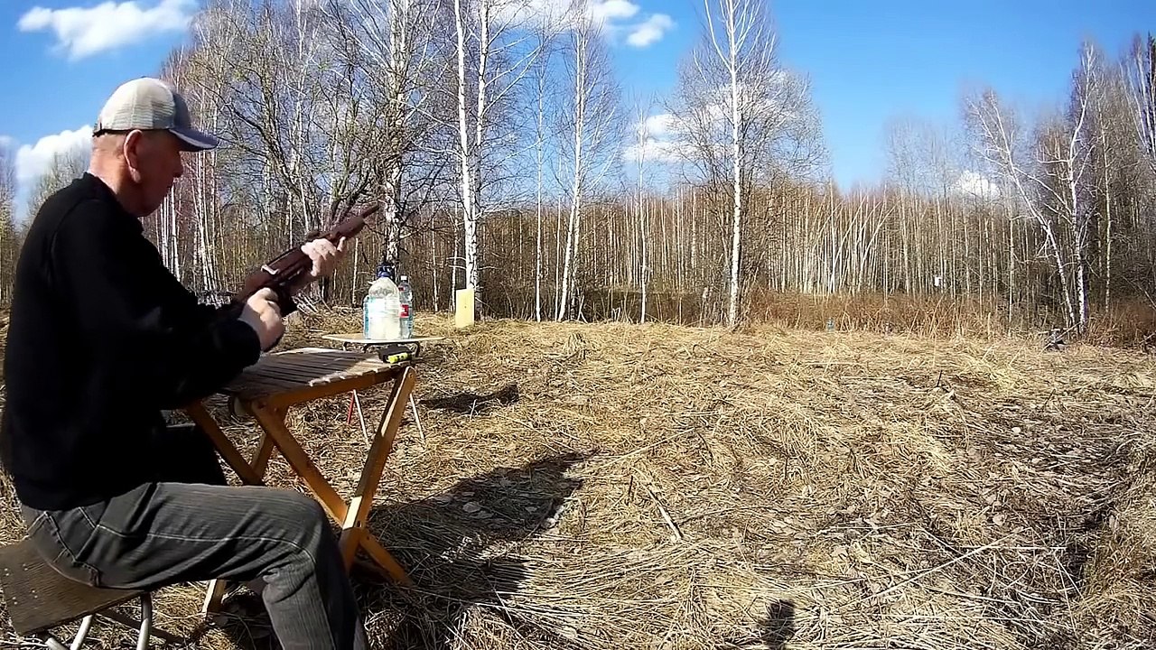 Son fusils s'enraye et le coup part au pire moment! Dingue