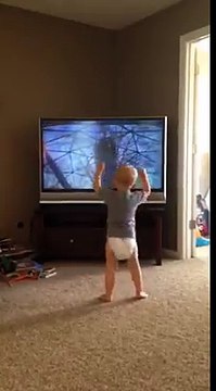 Un bébé se prend pour Sylvester Stallone dans Rocky !