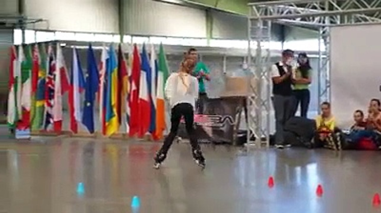 Cette jeune fille fait le show en roller comme personne : quel talent