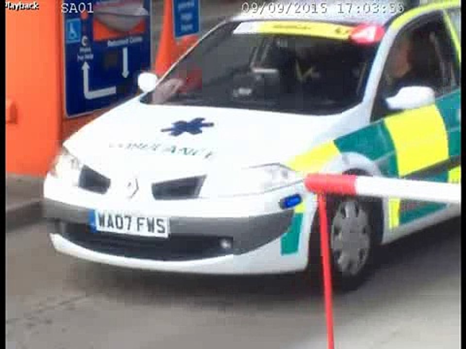 Il transforme sa voiture en ambulance pour échapper aux bouchons