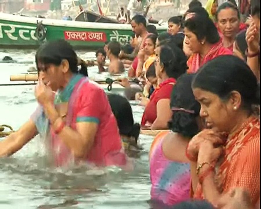 devotees bathe in the Ganges on Kartik Purnima
