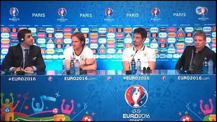 Mats Hummels gets asked if he is terrified of Will Grigg