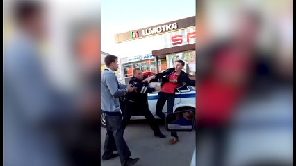 Un homme attaque une voiture de police au hasard !