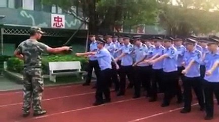 Un soldat empoté se ridiculise en essayant de marcher au pas