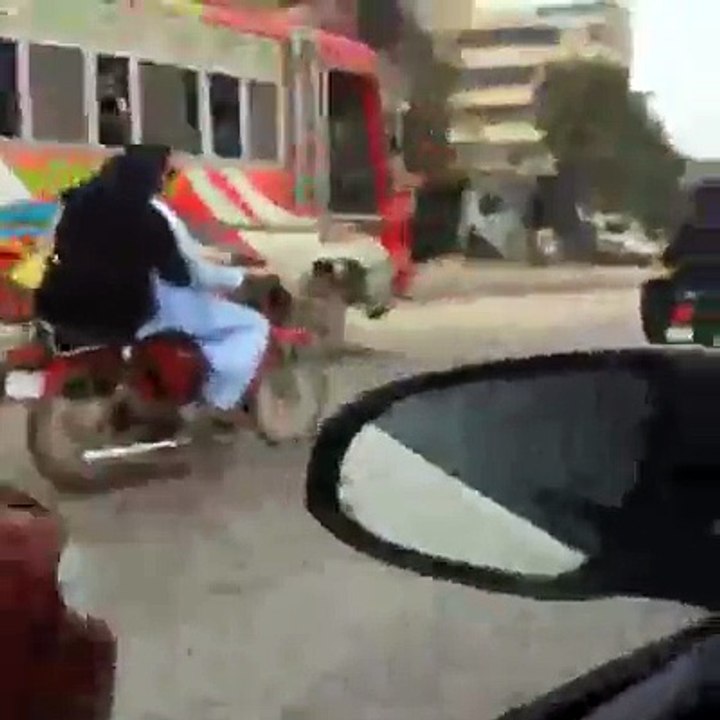 CM KPK moving in karachi without distrubing tra...