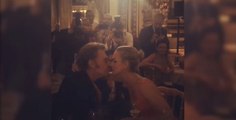 Johnny Hallyday chante une sérénade à Laeticia en plein dîner de gala (vidéo)