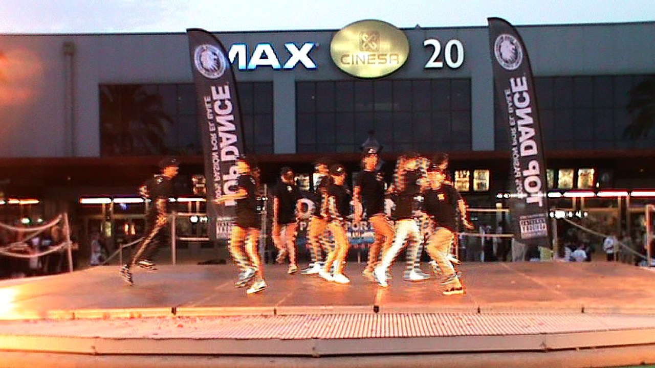 38 HIP HOP L-M LUIS THE FAM