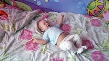 Le bébé pleure dans le lit, mais ce que le chat fait pour le calmer est surprenant. Craquant !