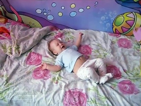 Le bébé pleure dans le lit, mais ce que le chat fait pour le calmer est surprenant. Craquant !