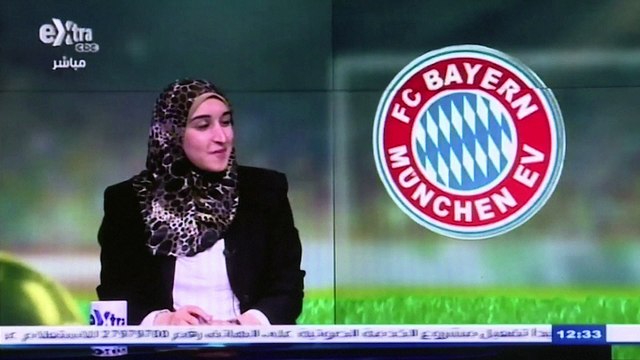 En Egypte, une femme commente le foot à la télévision