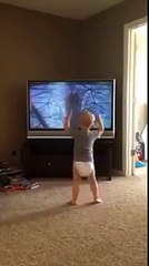 Un bébé imite l'entrainement mythique de Rocky Balboa dans Rocky II