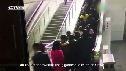 Ils sont plusieurs à monter dans un escalator... Regardez ce qui se passe. Choquant !