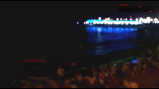 المصطافون يلجأون لنزول البحر ليلاً هرباً من موجة الحر الشديدة