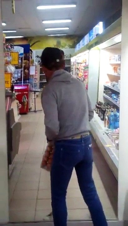 Bourré, il veut se battre contre son reflet dans le miroir
