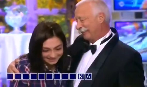 Красивая девушка прикольно нервничает на Поле Чудес )) Готовьтесь посмеяться от души!