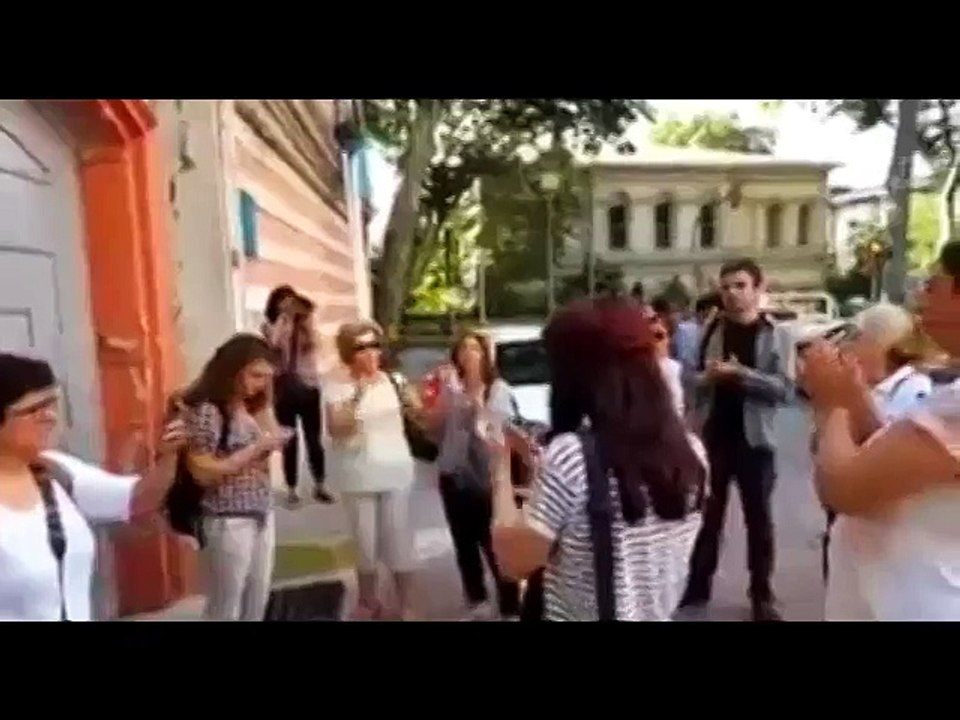 Beşiktaşlılar belediyenin kapısına dayandı, Murat Hazinedar kaçtı