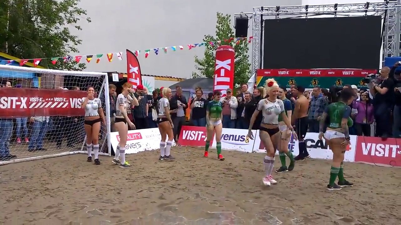 Des mannequins en topless font un match de foot en Allemagne