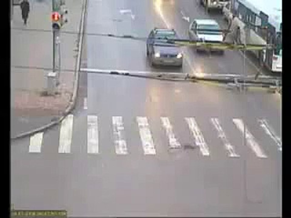 Un homme traverse la route et...