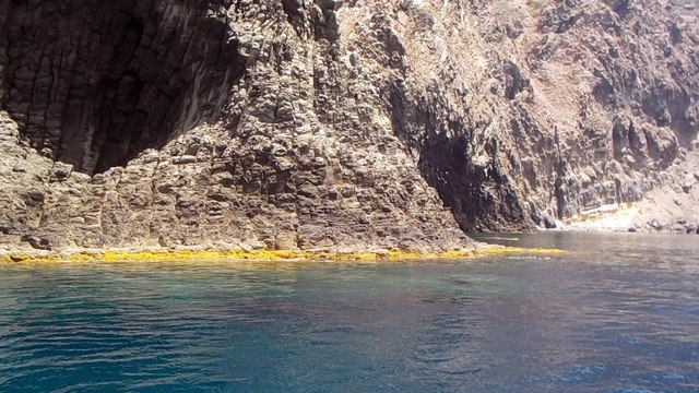 Punta delle Garrette. Navigando verso Punta Molinazzo - Isola di Pantelleria