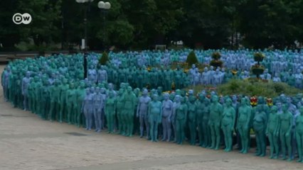 Fotógrafo convida população de cidade inglesa a posar sem roupa em instalação