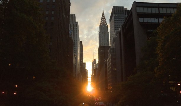 A Manhattan, coucher de soleil entre les gratte-ciel