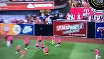 Une fillette mise KO par un spectateur en essayant d'attraper une balle de baseball...