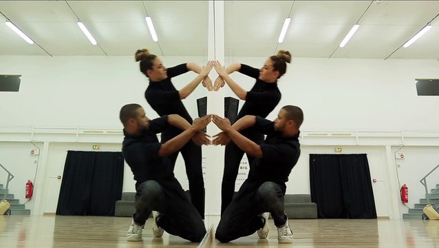 Ce couple de danseur utilisent un miroir dans une chorégraphie épatante