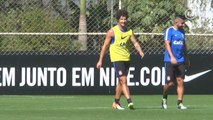 Pato faz gol e dá assistência em primeiro treino com elenco do Corinthians
