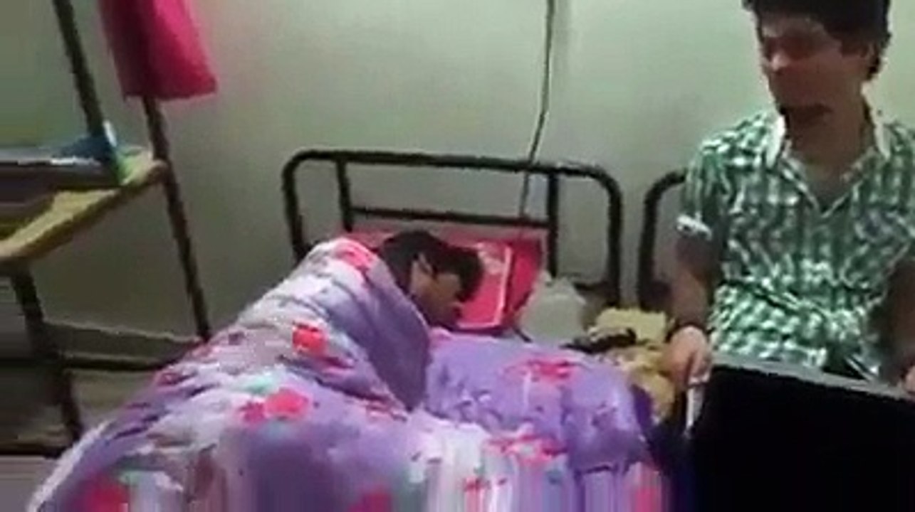 In sub ne mil kar is soye hoi larke ka dekhen kia haal kia