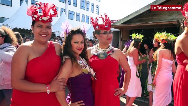 Brest 2016. L'hilarante initiation au haka au village polynésien