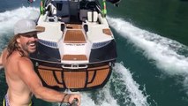 Wakesurfing en ghostriding derrière un bateau