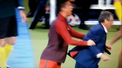 كريستيانو رونالدو يضرب ويدفع المدرب لفرحته