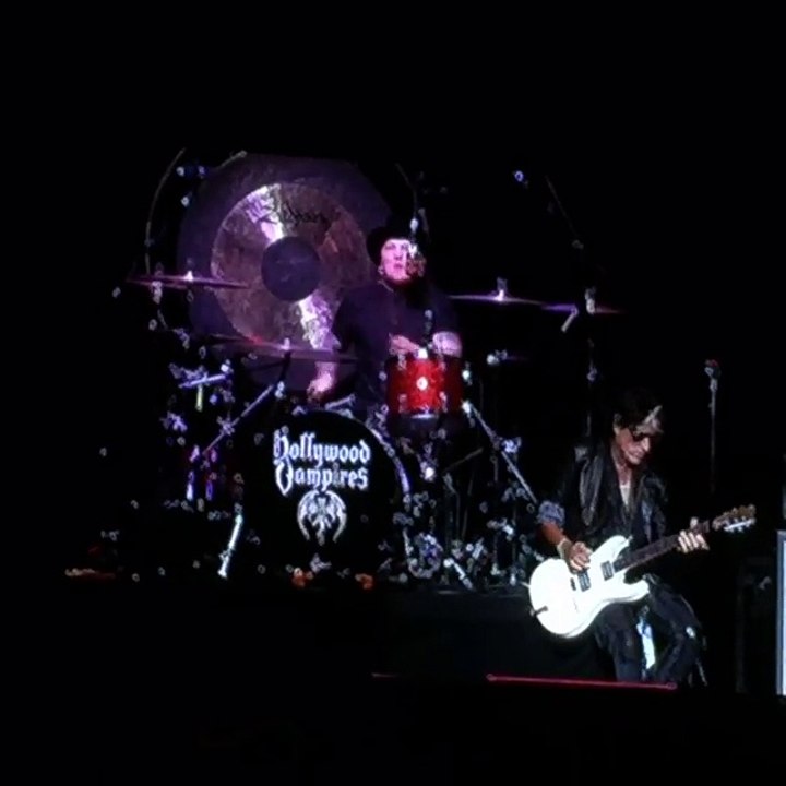 Momento en el que se cayó el guitarrista de Aer...