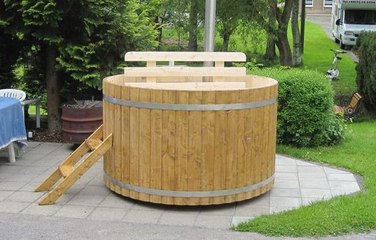 Drvena kada za savrseno uzivanje u dvoristu