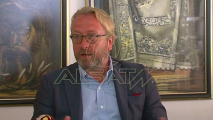 Kriza politke reduktoi numrin e turistëve në vend