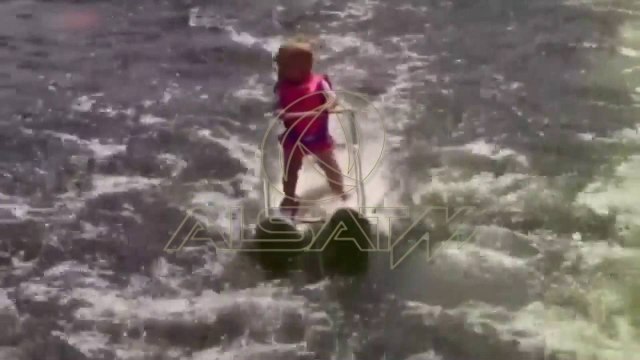 Bebja Zyla thyen rekordin për skjim në ujë