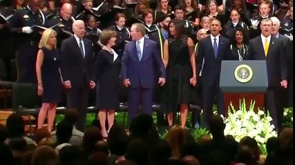Dallas: George Bush baila en el homenaje a los policías fallecidos