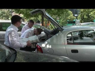 HAKI ÇAKO E MORI LAJMIN GJATE PANAIRIT TE POLICISE